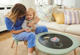 MuTable V2 Stokke: Il Tavolo Magico che Cresce con i Tuoi Bambini