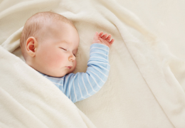 Il Sonno del Neonato: Un Viaggio tra Coccole e Cuscini