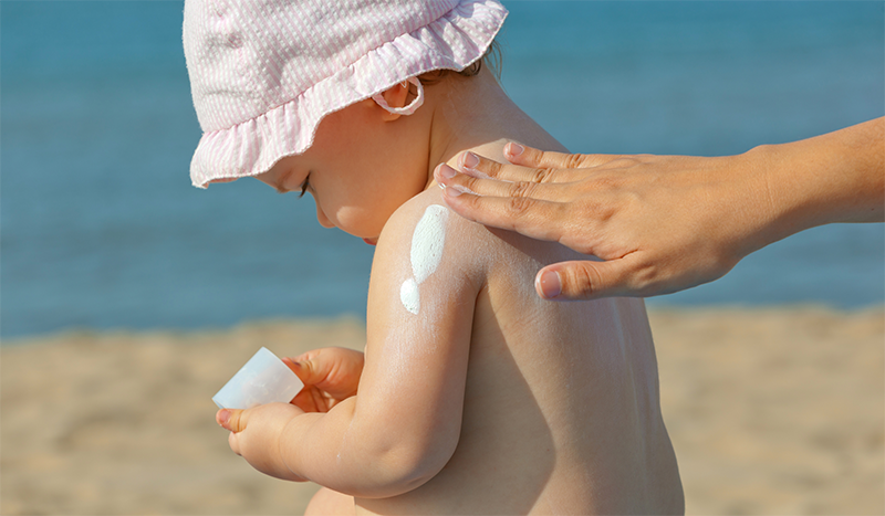 Crema solare per neonati: come proteggere la pelle (e non solo!)